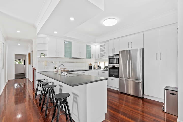 Manly Oasis 5BR – 3 King Beds, Pool, BBQ gallery image 4