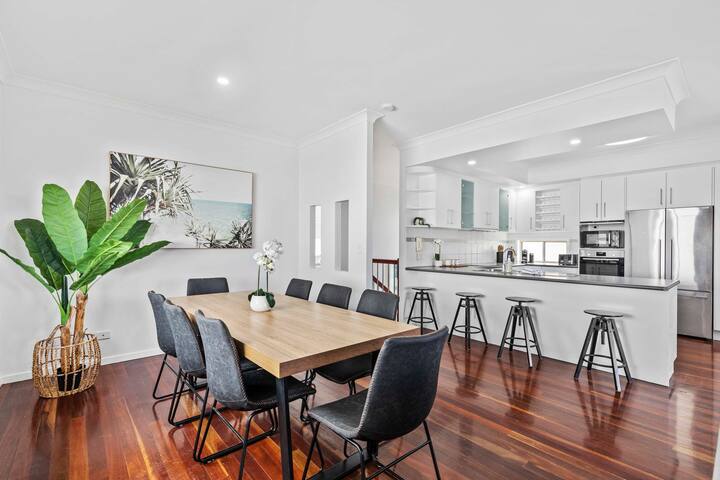 Manly Oasis 5BR – 3 King Beds, Pool, BBQ gallery image 5