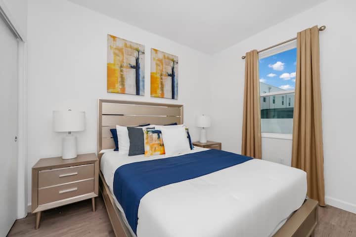 Acurrúcate cómodamente con sábanas y edredones de calidad hotelera para una noche de descanso.