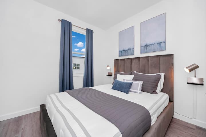 Acurrúcate cómodamente con sábanas y edredones de calidad hotelera para una noche de descanso.