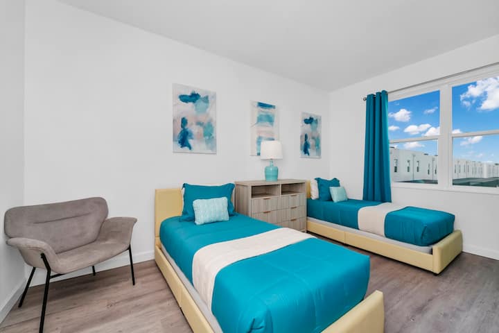 Acurrúcate cómodamente con sábanas y edredones de calidad hotelera para una noche de descanso.
