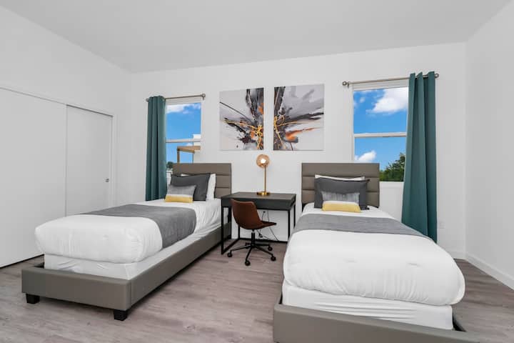 Acurrúcate cómodamente con sábanas y edredones de calidad hotelera para una noche de descanso.
