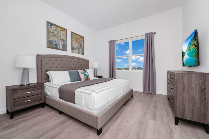 Acurrúcate cómodamente con sábanas y edredones de calidad hotelera para una noche de descanso.