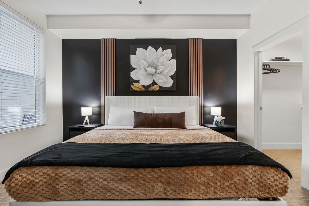 Oddýchnite si v pohodlí s obrovskou posteľou, televízorom a písacím stolom, ktoré sú z okna kúpané v prirodzenom svetle.