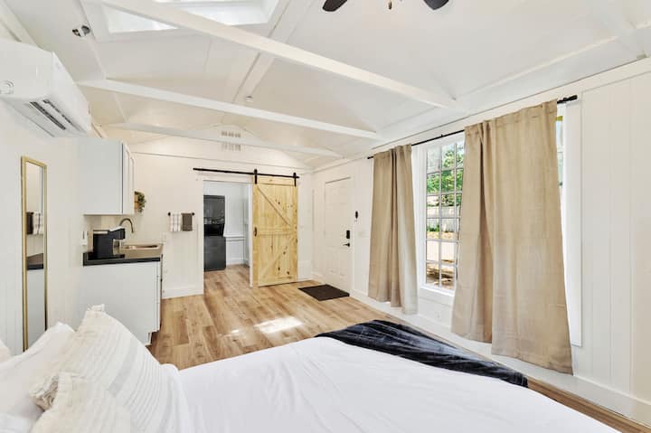 Your Private Studio Awaits! *Craftsman's Cottage* - Wichita