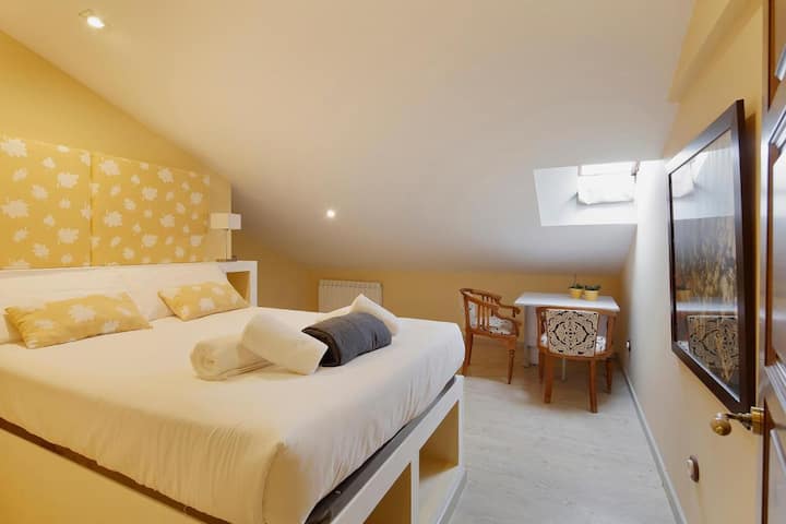 Zimmer mit Doppelbett im zweiten Stock abuhardillada. 