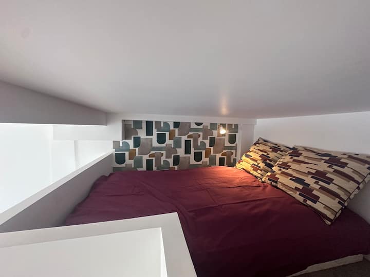 غرفة نوم الميزانين. سرير حقيقي مع مرتبة وزنبرك صندوقي.