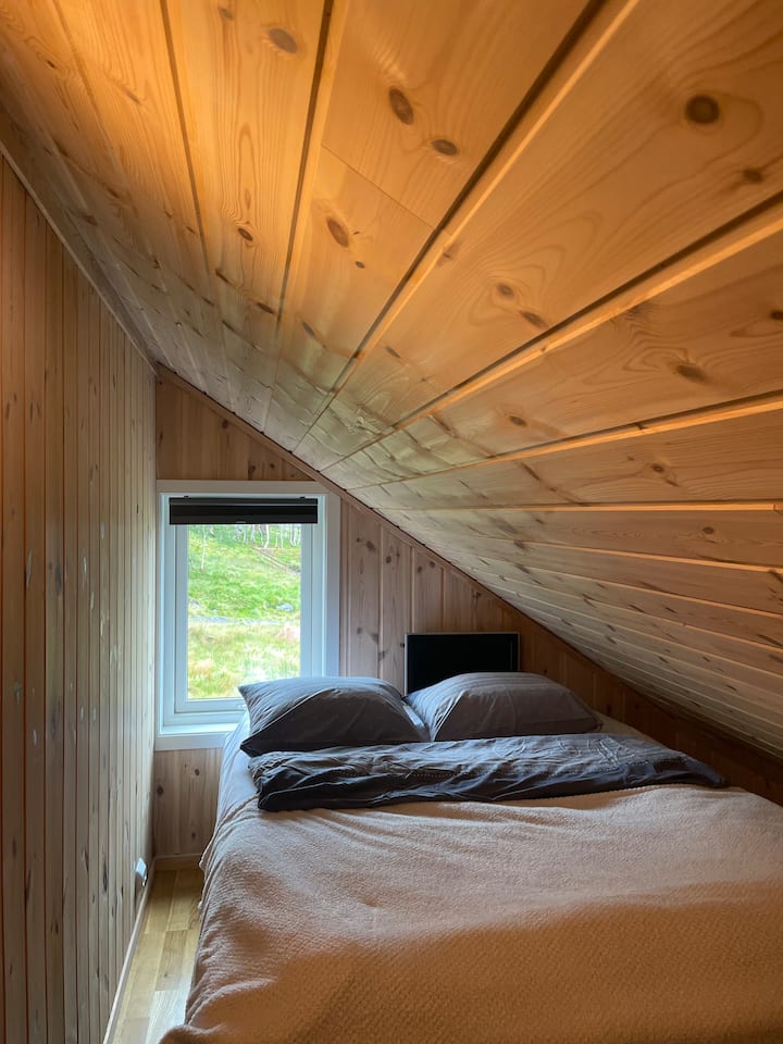 Chumba cha 4 cha kulala kwenye ghorofa ya 2;
Kitanda cha watu wawili sentimita 150 na kitanda cha mtu mmoja 
Rafu ya nguo