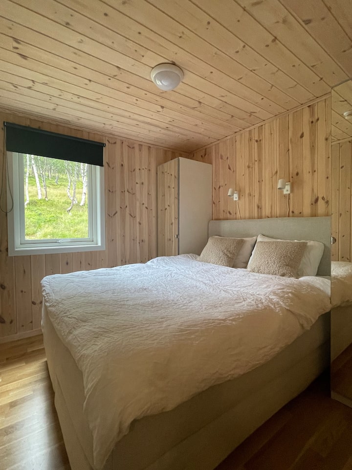 Chumba cha kulala cha ghorofa ya 1 chenye:
kitanda chenye upana wa sentimita 160 na vitanda 2 vya nguo moja