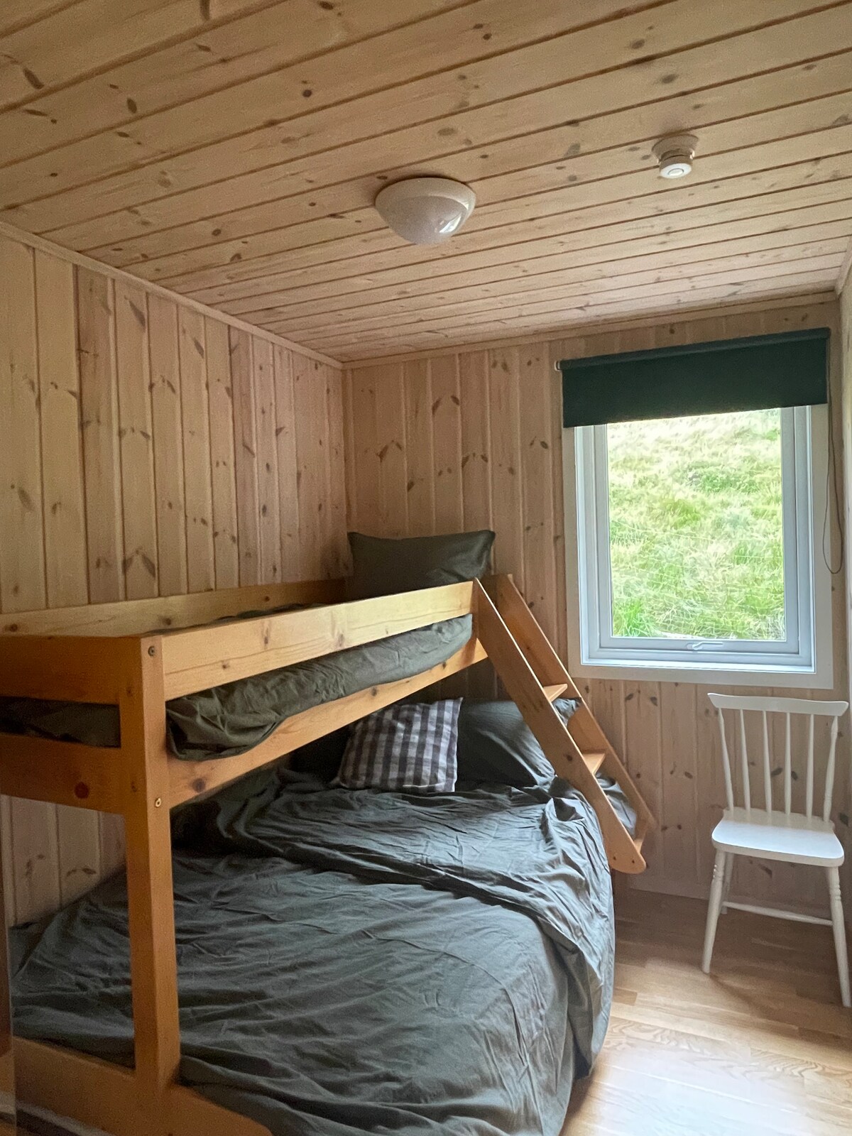 Dhoma e gjumit 2 në katin e parë;
Krevat marinar familjar: 120 cm poshtë dhe 70 cm lart dhe 1 gardërobë teke