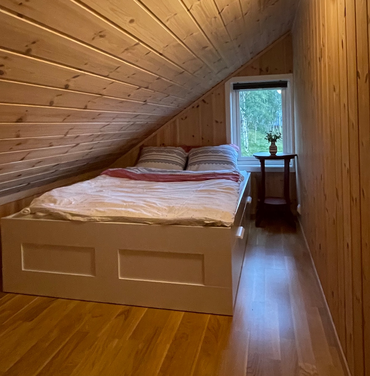 Dhoma e gjumit 4 në katin e 2-të
Krevat dopio 140 cm i gjerë
Raft për rroba