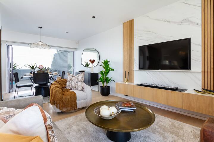 NEW: Luxury Home With Ocean & Mountain Views gallery image 4