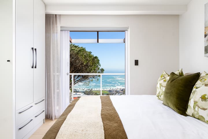 La chambre principale dispose d'un lit Queen Size avec des portes coulissantes donnant sur un balcon privé avec une vue imprenable sur l'océan.