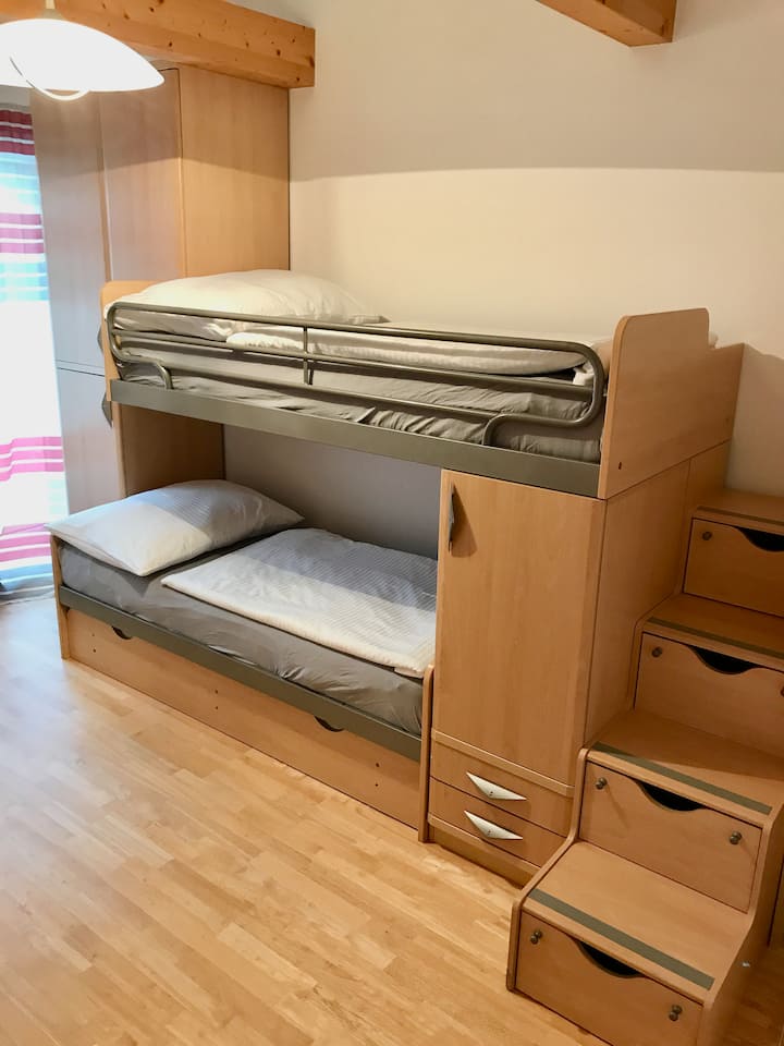 втора спалня с двуетажно легло, идеална за детска стая.
С двойно легло, но и приятно за двойки.