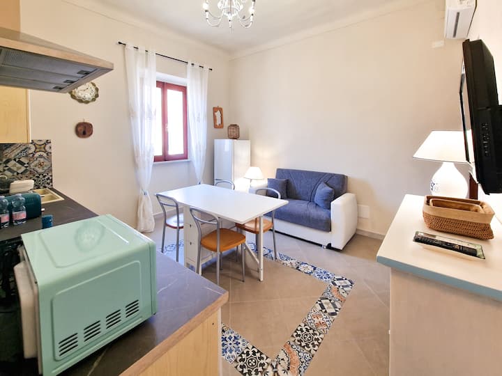 City Center Apartment, Modern-vintage Style - La Maddalena
