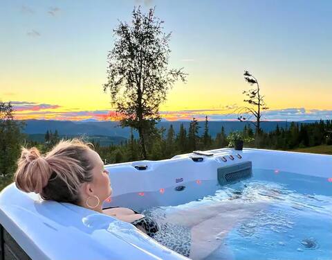 Large cabin with panoramic views and jacuzzi