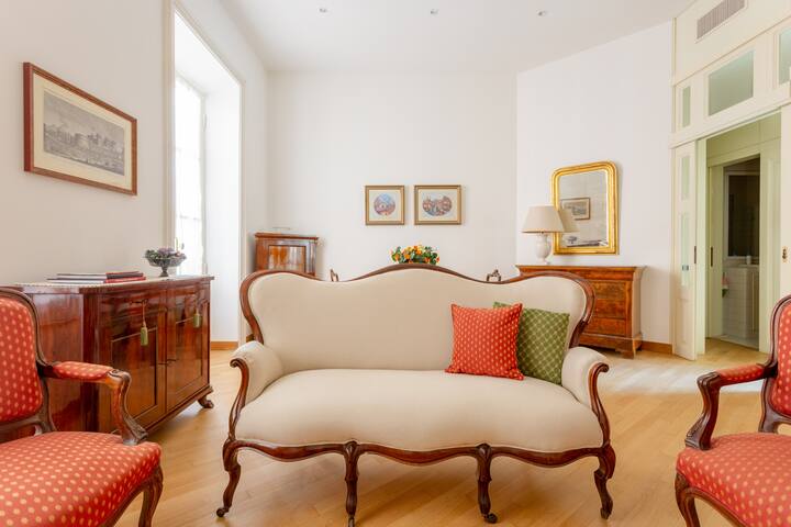 MyRentalInn – Trevi Fountain Exclusive Apartment gallery image 2