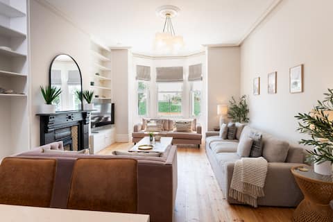Top performing Airbnb: Seafront, Hot Tub, Sleeps 16, Dogs, Jurassic Coast in East Devon