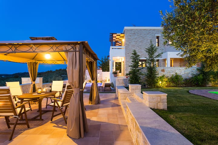 Peaceful Villa with Pool & Breathtaking Views