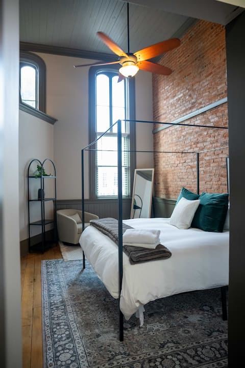 2 Bedroom Huge Marshall Apartment