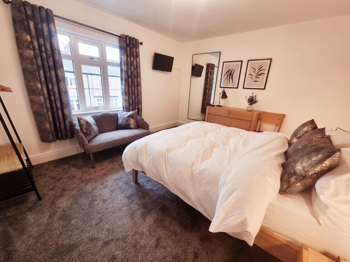 Hlavná spálňa je vybavená manželskou posteľou s plyšovou posteľnou bielizňou, inteligentnou televíziou, veľkým zrkadlom, sušičom vlasov, vešiakom na oblečenie a zásuvkami. Vychutnajte si výber kníh na nočnom stolíku, ktoré sú ideálne na oddych po dni strávenom objavovaním Lancasteru.