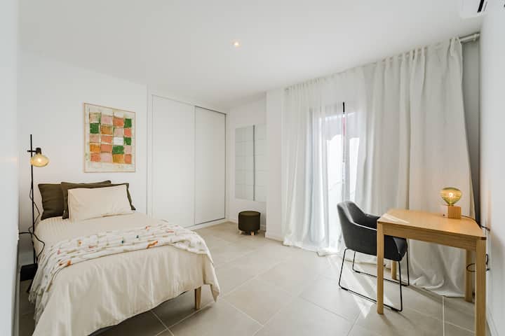 هل ترغب في الاحتفاظ بملاءات السرير لنفسك ؟ قد تكون غرفة النوم التي تحتوي على سريرين مفردين أفضل خيار لك.