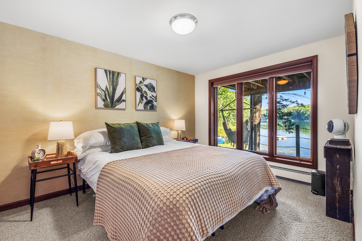 Chumba chenye mandhari! Nini zaidi unaweza kuomba, fungua madirisha ili ulale kwa sauti za mazingira ya asili na uamke kwa sauti za matuta ziwani. 