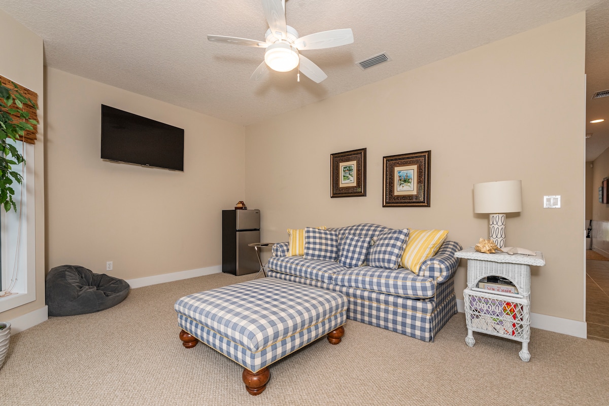 Всекидневна на долния етаж - разтегателен диван с двойно легло