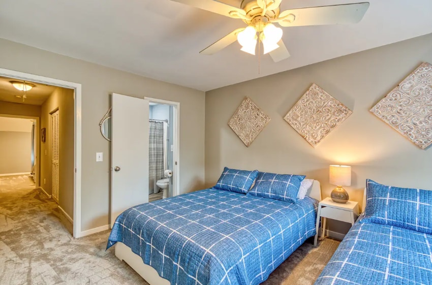 Dhoma e dytë e gjumit përfshin një krevat dopio "queen" dhe një krevat të plotë, si dhe një hapësirë për tavolinën e punës dhe një banjë private. 