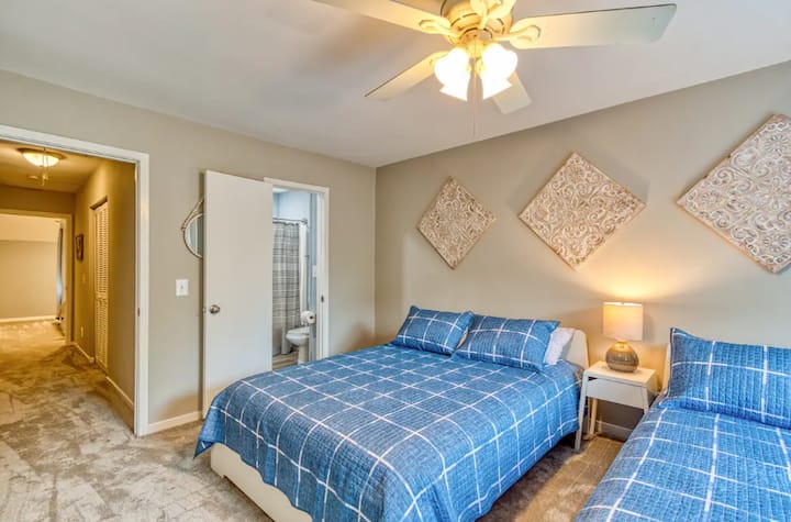 La deuxième chambre comprend un lit queen et un lit double, ainsi qu'un coin bureau et une salle de bain privée.