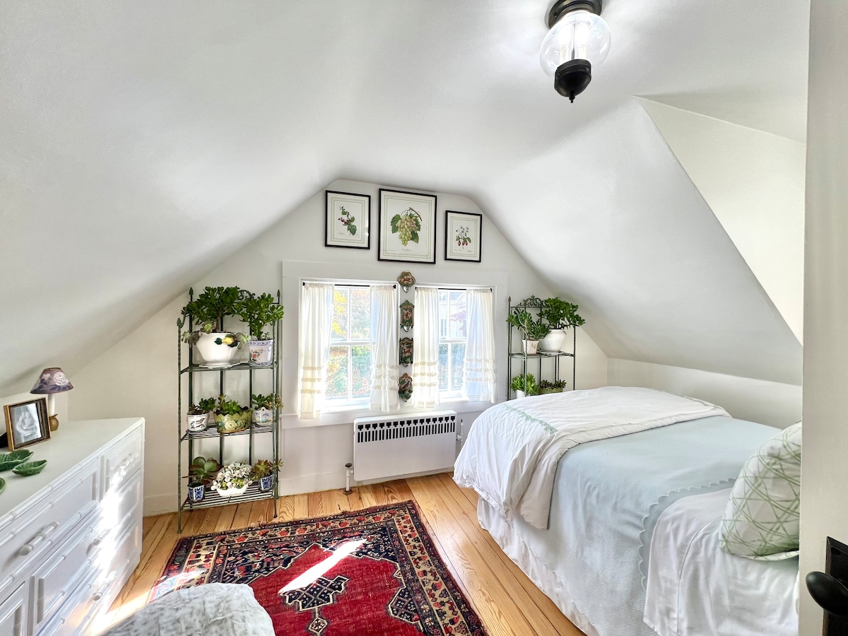 მე-2 სართული მზიანი მხარის სასტუმრო ოთახი - საწოლი 152 × 203 სმ. Კონდიციონერი. დიდი კომოდი. ბრუნვადი სკამი ოსმალურთან ერთად... იდეალურია ლეპტოპით წასაკითხად ან მუშაობისთვის.