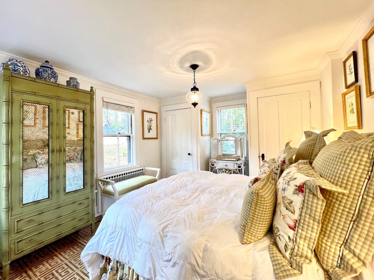 1-ლი სართულის მთავარი საძინებელი - პირველი სართული. Კონდიციონერი. სამუშაო მაგიდა. ორი კარადა და არმუარი.