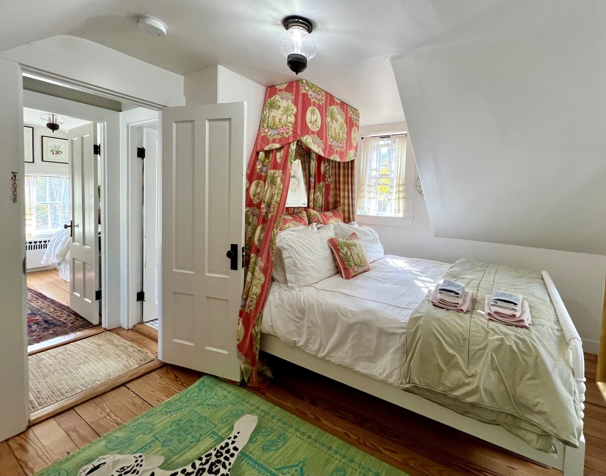 მე-2 სართულის მყუდრო დედოფალი კარადათი და კომოდით.