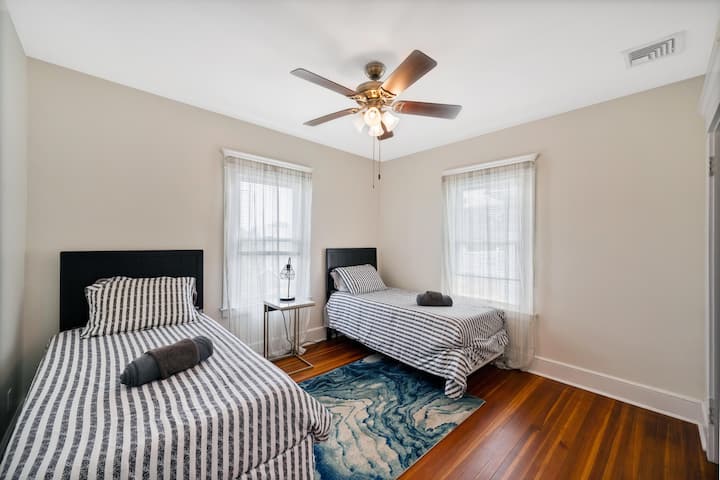 ניתן להמיר את שתי המיטות למיטת קינג סייז לפי בקשה. 