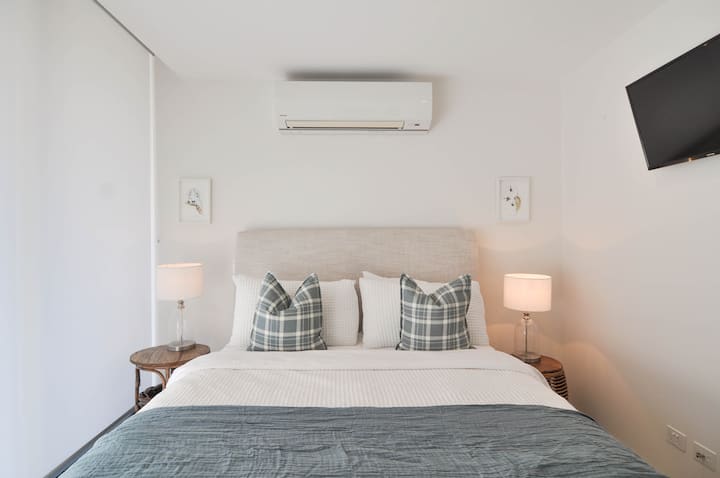 Удобно двойно легло със свободен матрак „Небесен “, за да осигурите страхотен нощен сън. Малък телевизор, оборудван с Google TV, се предлага за предавания преди лягане. Ще трябва да влезете в личните си акаунти за стрийминг. 