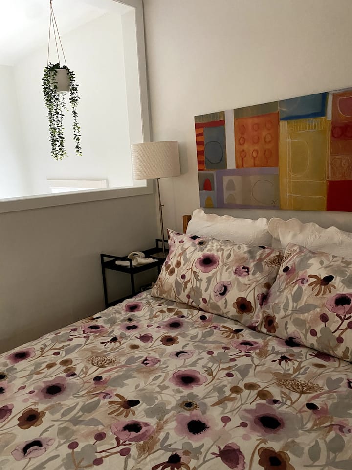 Chumba hiki cha kulala ni kidogo lakini kina kila kitu utakachohitaji kwa ajili ya mapumziko mazuri ya usiku. Ukiwa na vifaa vya pembeni na taa, kabati kubwa la nguo na mashuka na godoro zuri sana utapata mengine yote unayohitaji wakati wa ukaaji wako kwenye TreeTops.