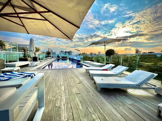 Fantastic Location Ap with AC, Rooftop Pool, Gym