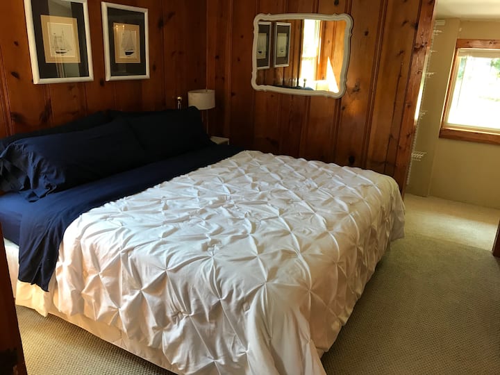 Dormitorio principal con cama tamaño king y amplio vestidor.