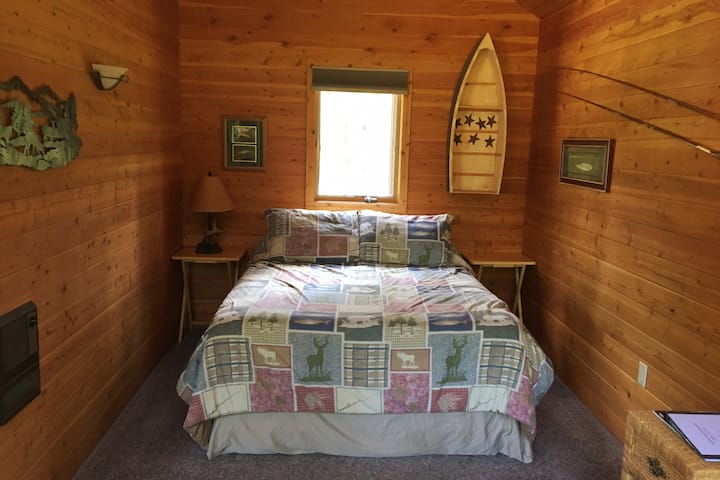 Nueva cama tamaño queen de espuma viscoelástica con sábanas limpias y fres