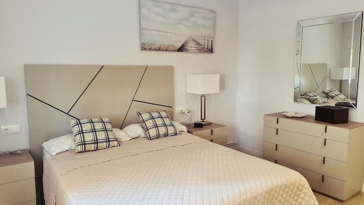 Dvojposteľová izba a televízor