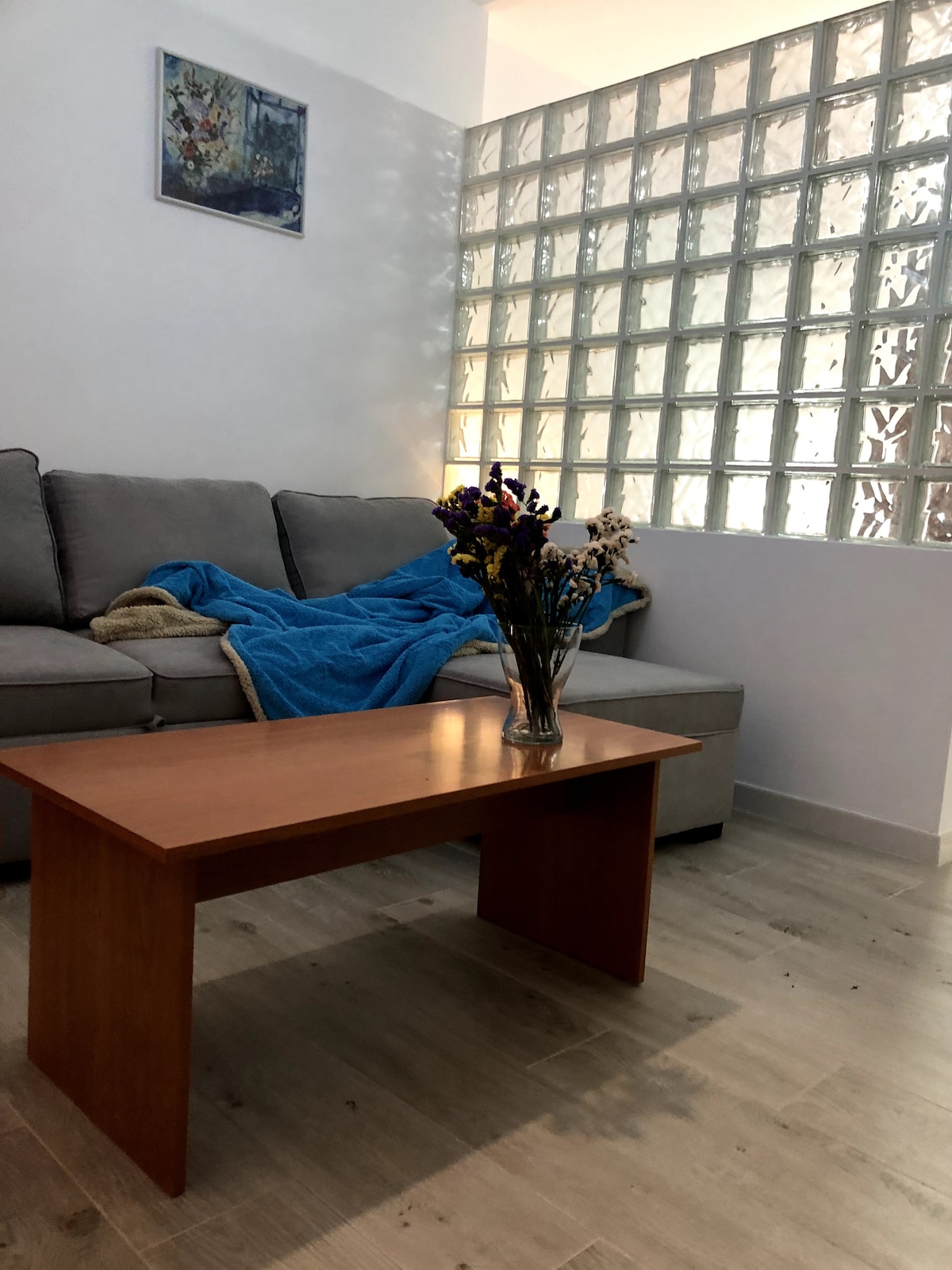 Anuncio de Airbnb popular: Renovated studio, downtown Granada. en Granada