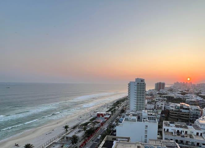 Flat em frente à praia do Pepê – conforto e lazer