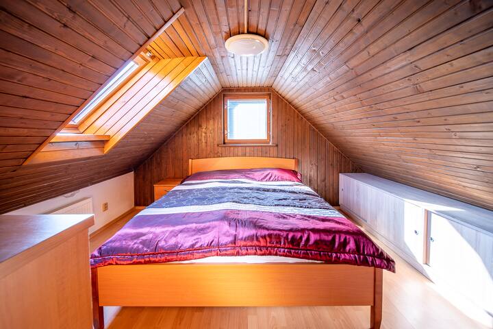 Soggiorno 2 con letto matrimoniale e ripostiglio.