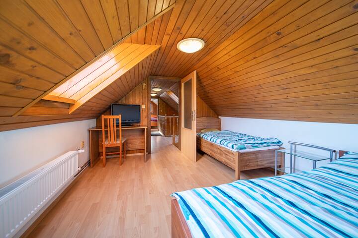 Soggiorno 1 con letto matrimoniale e letto per bambini da 160 cm disponibile.