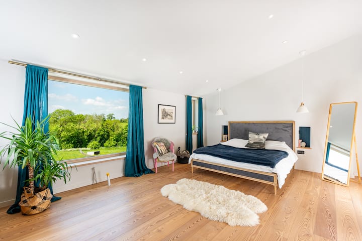 חדר שינה ראשי גדול עם ג'ק וג'יל עם נוף מדהים  לשדה