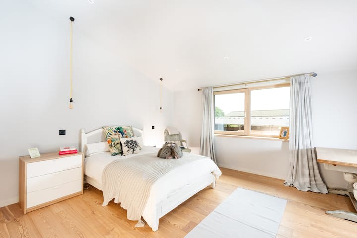 חדר שינה 2 עם מיטת קינג סייז וסוויטה עם הליכה זוגית במקלחת. 