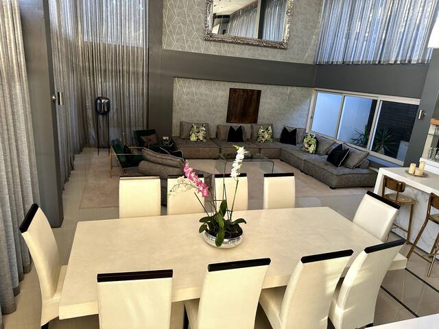 Hillside retreat with epic views gallery image 4