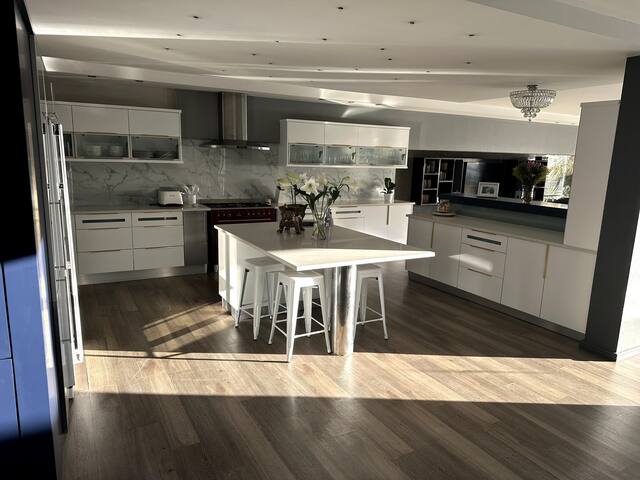 Hillside retreat with epic views gallery image 5