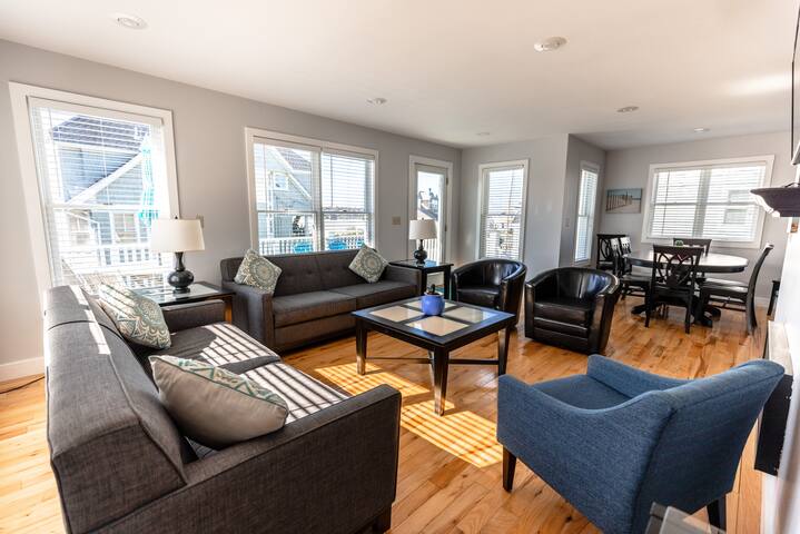 “Surfside” 4B/2.5Ba Modern House Steps to Beach gallery image 3