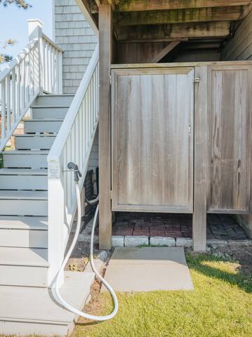 “Surfside” 4B/2.5Ba Modern House Steps to Beach gallery image 4